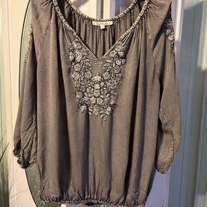 Super cute cold shoulder top by Solitaire sz L